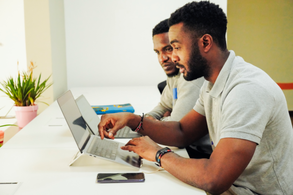 dois homens mexendo no laptop