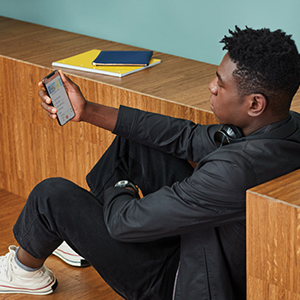 homem mexendo no celular