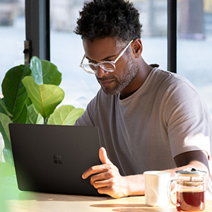 homem de óculo no computador