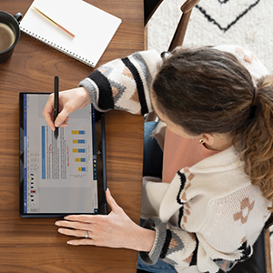 mulher escrevendo no notebook