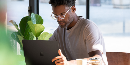 homem com laptop aberto