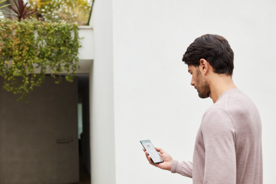 homem mexendo no celular