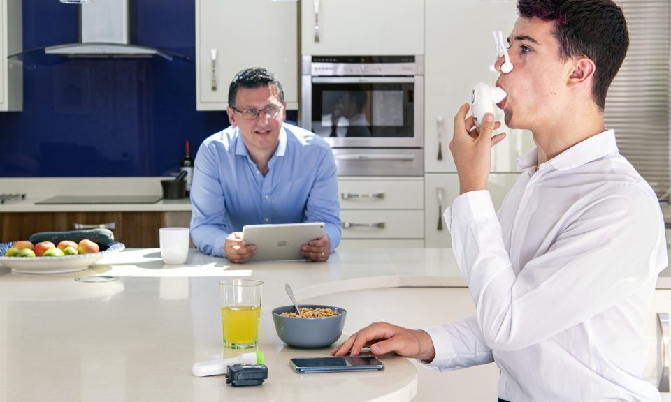 menino respirando com ajuda