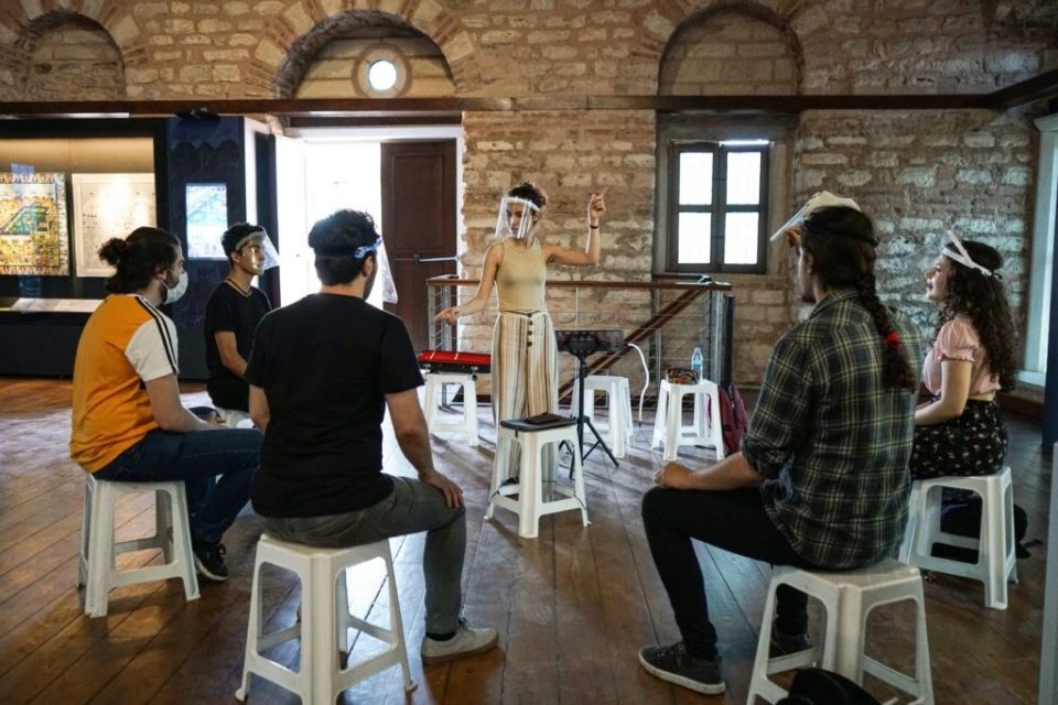 sala de aula com estudantes de música de máscaras