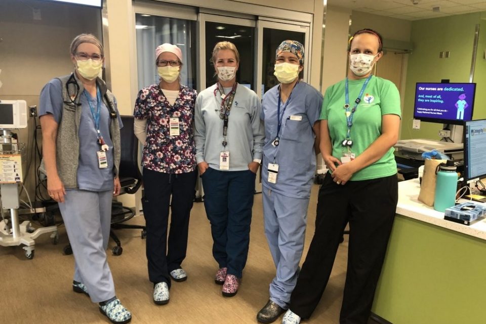 equipe de médicos em pé