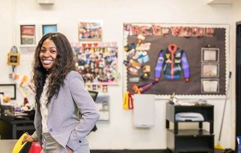 mulher sorrindo para a camera