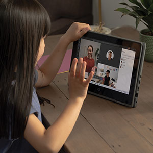 criança falando com adultos pelo teams
