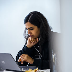 mulher concentrada no notebook