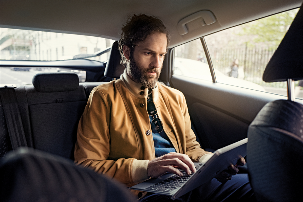 homem trabalhadnod entro de um carro