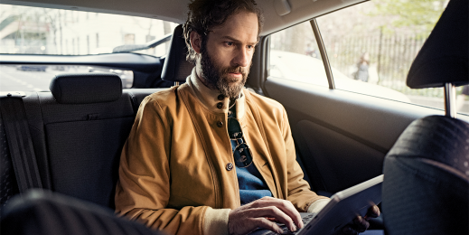 homem trabalhadnod entro de um carro