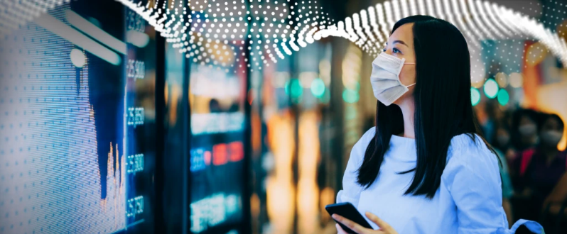 mulher de máscara analisando dados