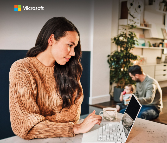 mulher trabalhando no laptop e homem com criança ao fundo