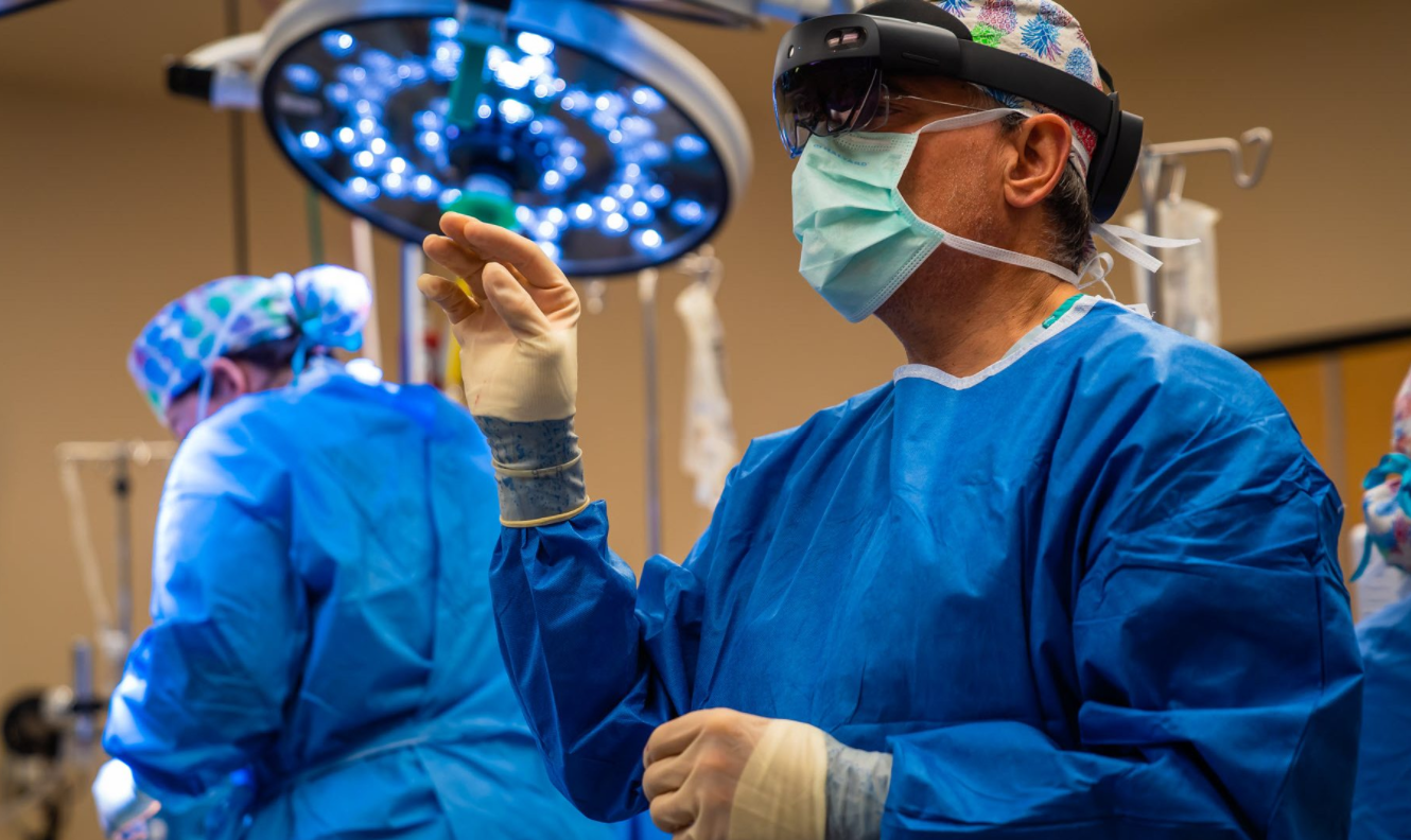 médico com dispositivo de realidade mista