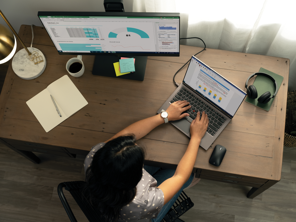 mulher em home office vista de cima