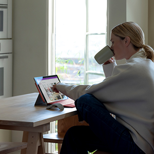 mulher bebendo café no note