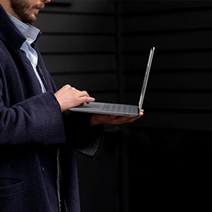 homem em pé no note