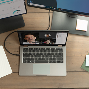 mesa com laptop e pc