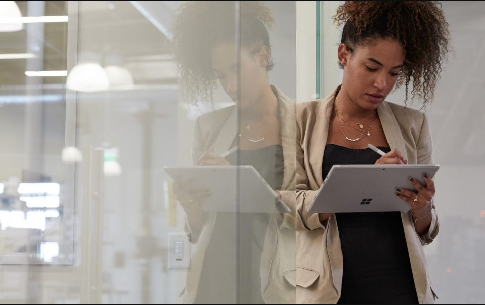 mulher anotando em laptop