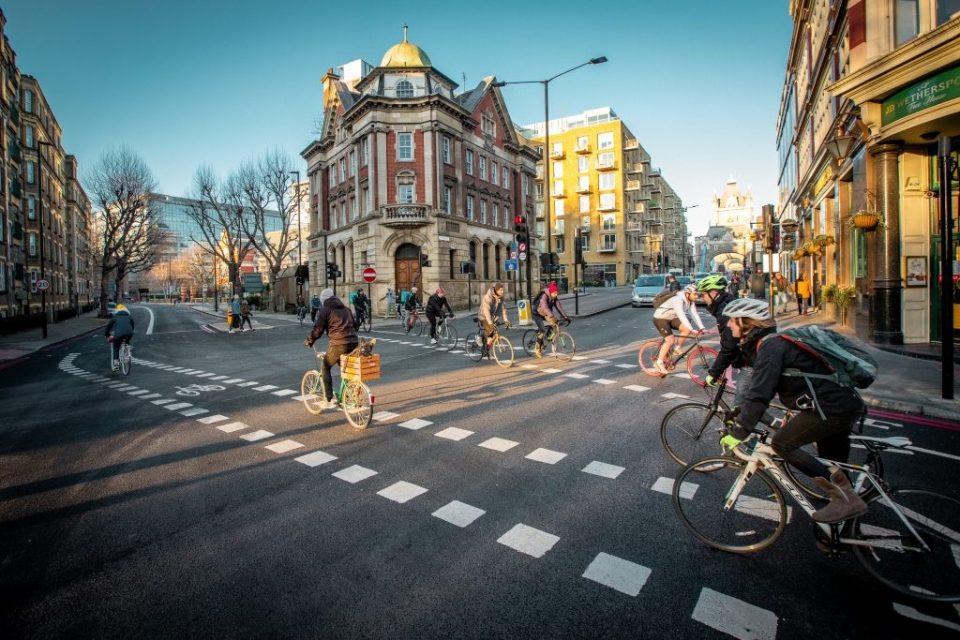 pessoas andando de bicicleta na rua