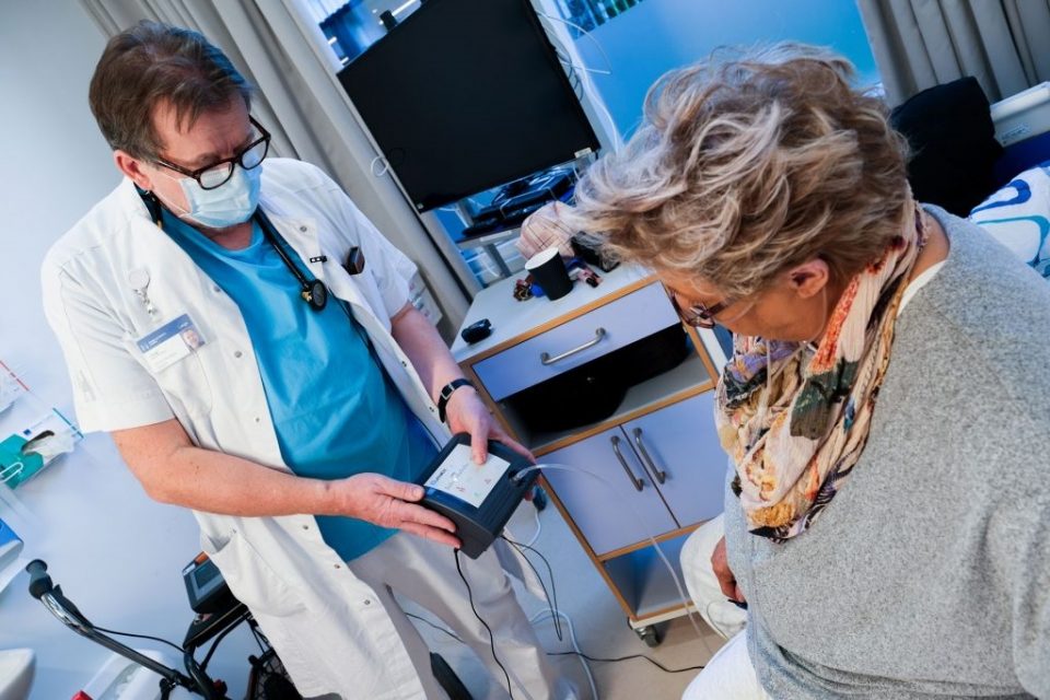 médico medindo oxigênio