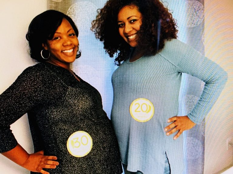 duas mulheres grávidas fazendo pose para foto