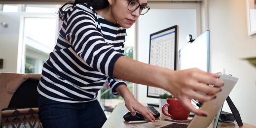 mulher de ´culo abrindo note