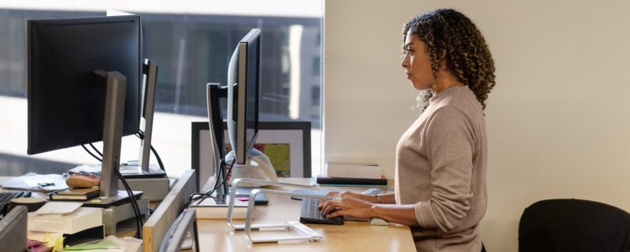 mulher sentada em escritório