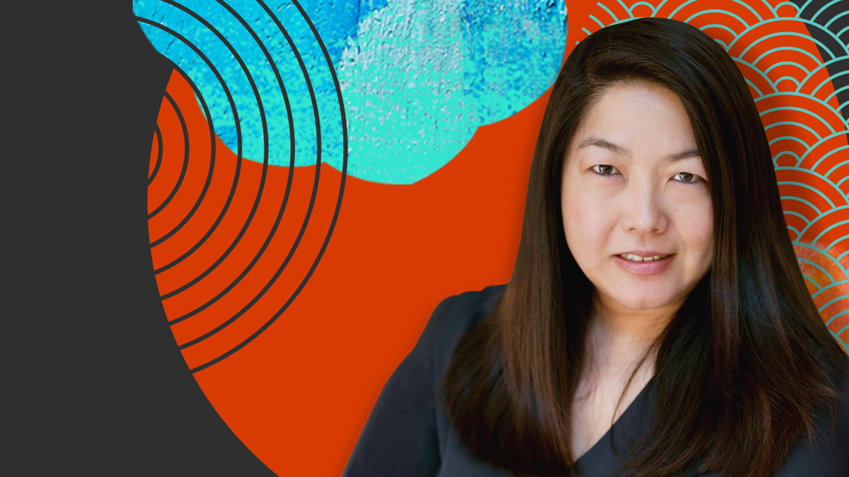 mulhe asiática americana sorrindo