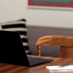 cadeira vazia e note aberto em mesa