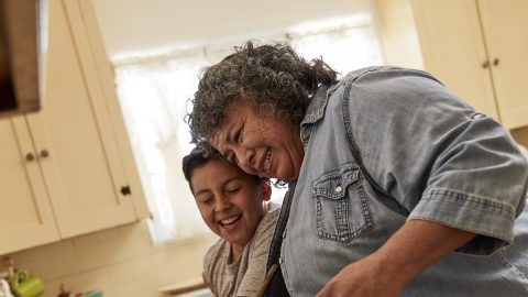 senhora sorrindo ao lado de criança
