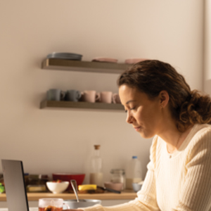 mulher sentada em bancada com note aberto