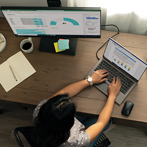 mulher vista de cima com pc e note abertos