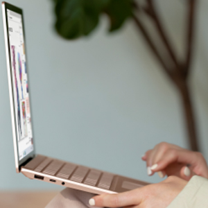 mãos femininas usando note