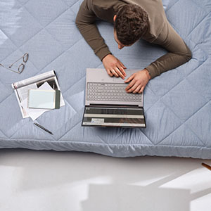 homem jovem deitado em cama com note