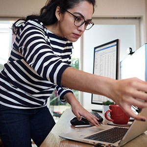 muher de óculos com mnote em maos