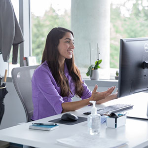 mulher sentada em escrivaninha com pc