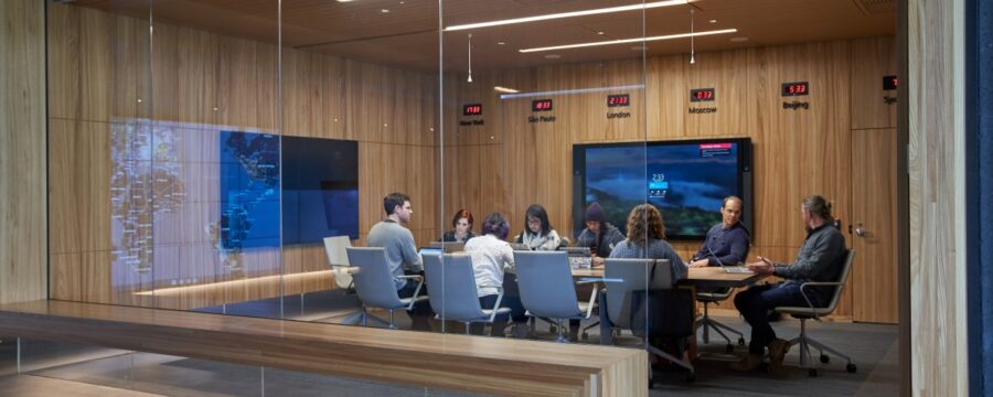sala de reunião com várias pessoas sentadas