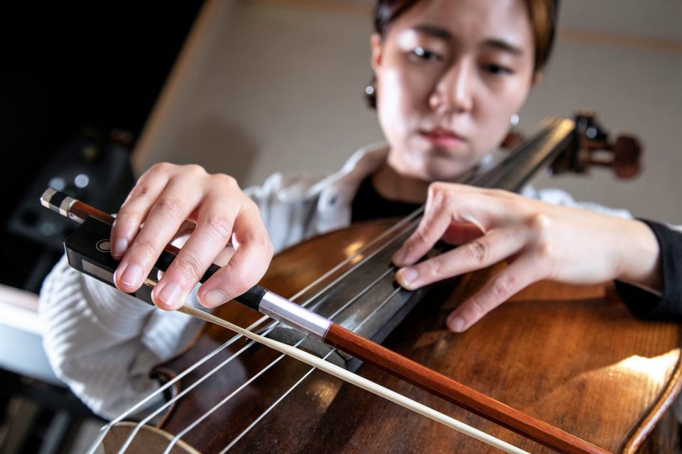 jovem tocando violino