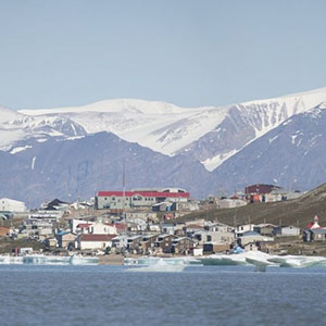 Hoje temos o prazer de anunciar o Windows 365, um serviço em nuvem que apresenta uma nova maneira de usar o Windows 10 ou o Windows 11 (quando estiver disponível, no final deste ano) para os trabalhadores, desde estagiários e prestadores de serviço a desenvolvedores de software e designers industriais. O Windows 365 leva o sistema operacional para a Microsoft Cloud, transmitindo com segurança toda a experiência do Windows – incluindo todos os seus aplicativos, dados e configurações – para seus dispositivos pessoais ou corporativos. Esta abordagem cria uma categoria de computação pessoal totalmente nova, especificamente para o mundo híbrido: o Cloud PC.