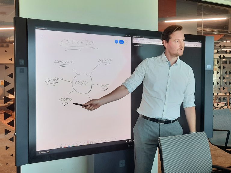 homem apresentando em escritório