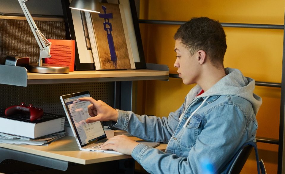 jovem tocando no note