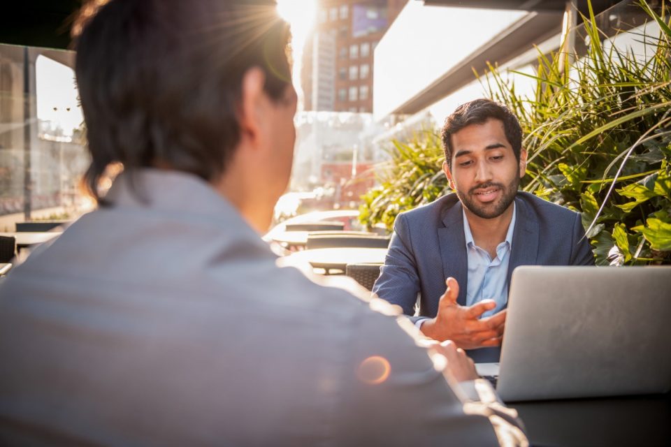 homem fazendo mentoria