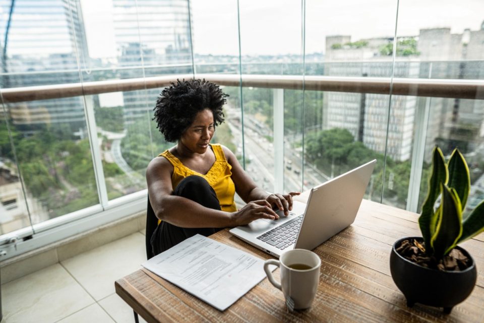 Mulher sentada em frente e um computador