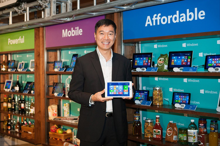 Microsoft Hong Kong總經理鄒作基展示全新Windows裝置