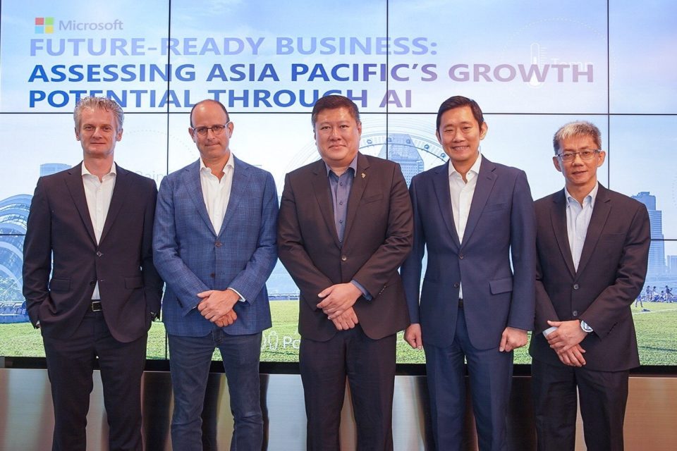 Ralph Haupter, President, Microsoft Asia; Matthew Friedman, Chief Digital Officer and Chief Information Officer, Sembcorp; Fuji Foo, Vice President, Business Digitalisation, Certis; Kevin Wo, Managing Director, Microsoft Singapore; and Victor Lim, Vice President, Consulting Operations, IDC Asia/Pacific