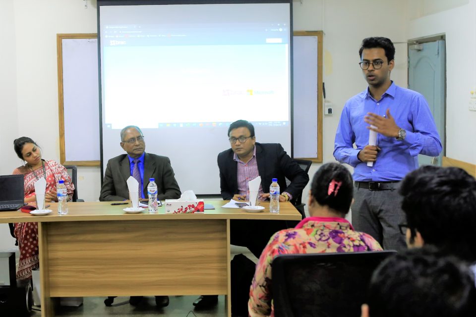 A man givesa PowerPoing presentation to an audience