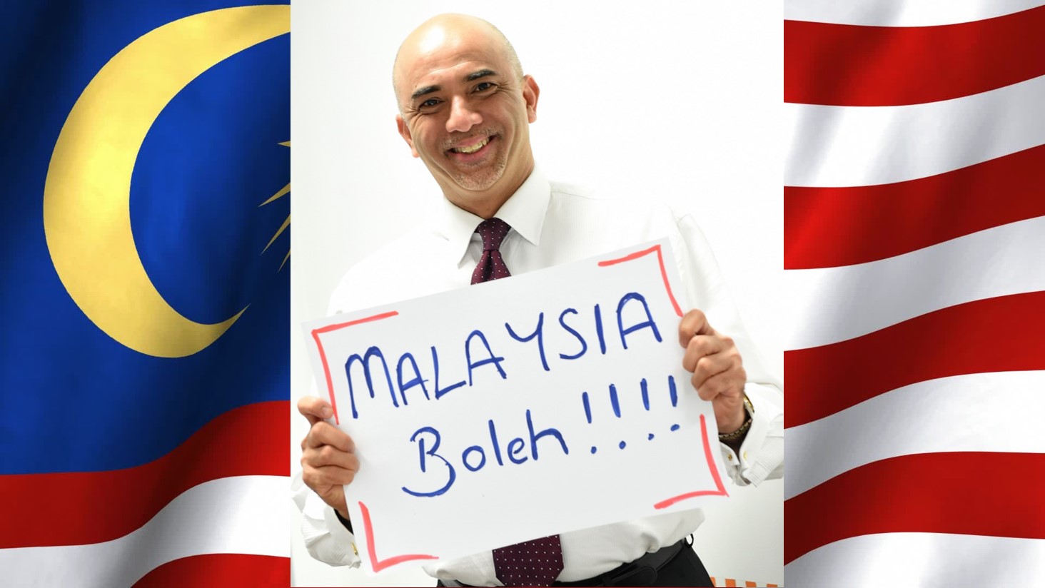 K Raman, Managing Director of Microsoft Malaysia holding the sign Malaysia Boleh