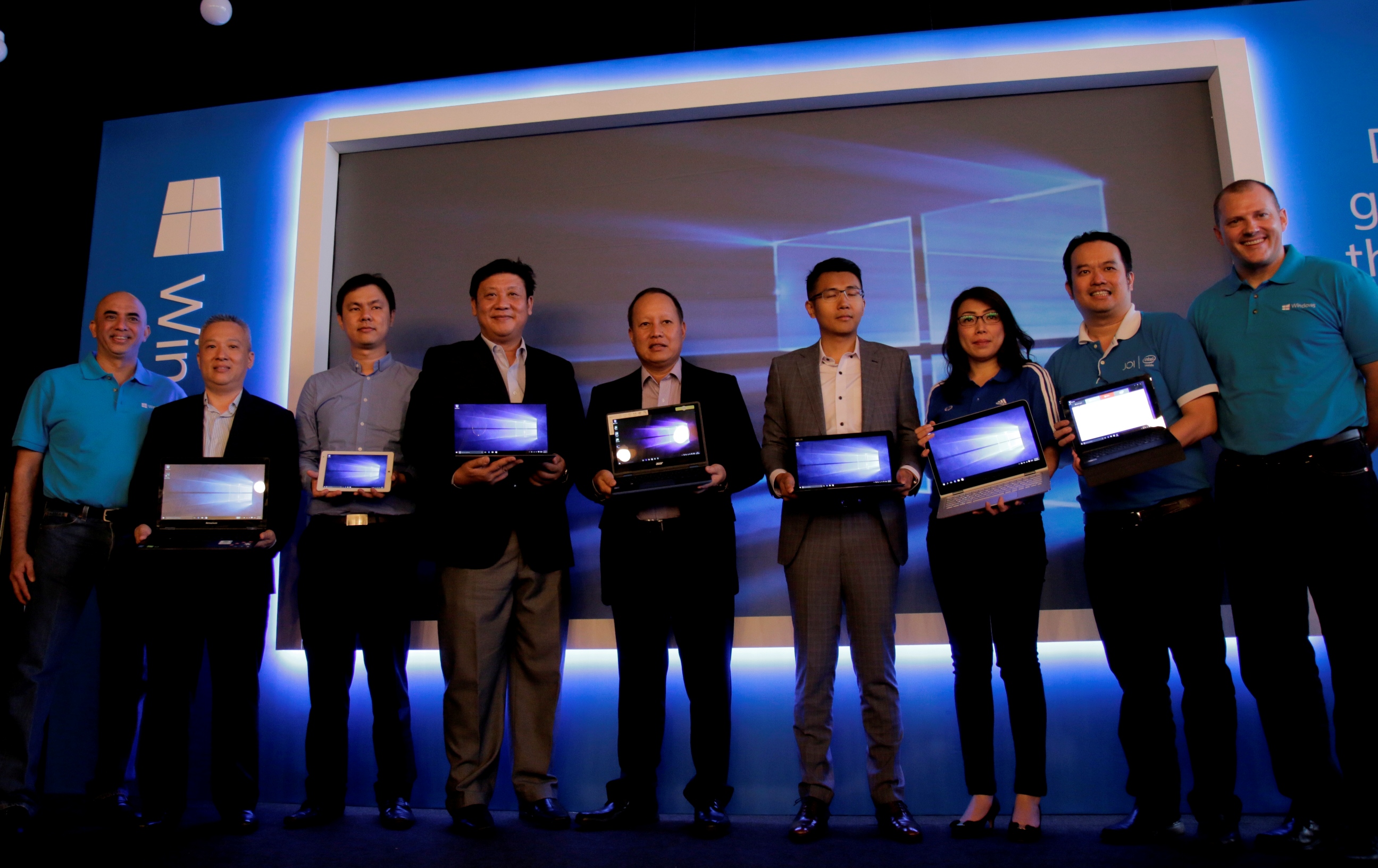 Group of people at the Microsoft Windows 10 launch in Malaysia