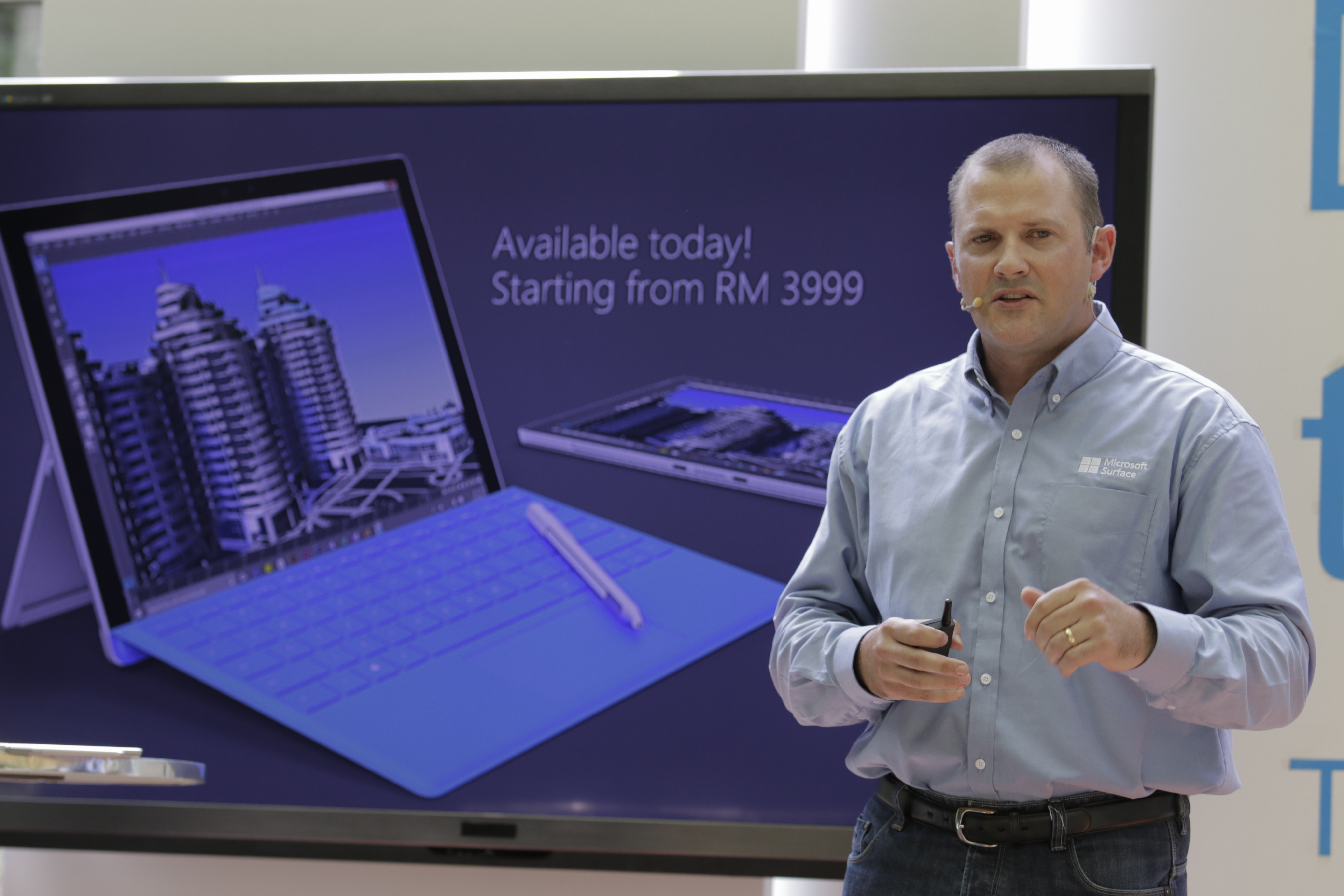 Bruce Howe, General Manager of Consumer Channel Group, Microsoft Malaysia, enlightening members of the media with an engaging Surface Pro 4 demo.