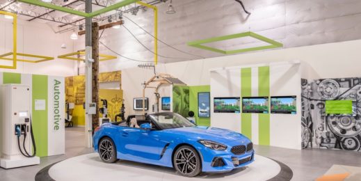 微软的合作伙伴宝马展示其Z4系列跑车，并突出呈现宝马智能个人助理（BMW Intelligent Personal Assistant）的功能。